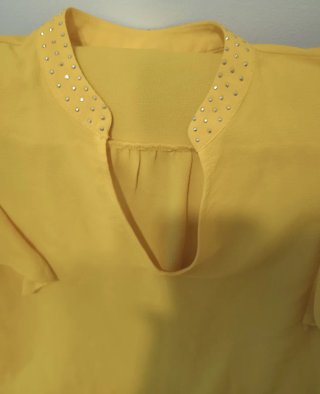 Blusa amarilla con volantes y pedrería