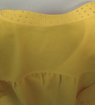 Blusa amarilla con volantes y pedrería