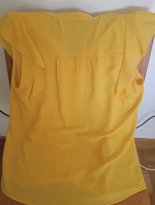 Blusa amarilla con volantes y pedrería