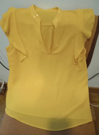 Blusa amarilla con volantes y pedrería