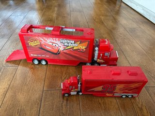 2 Camiones Mack de Rayo Mcqueen
