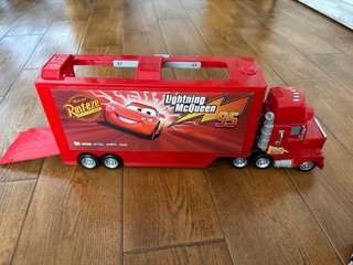 2 Camiones Mack de Rayo Mcqueen