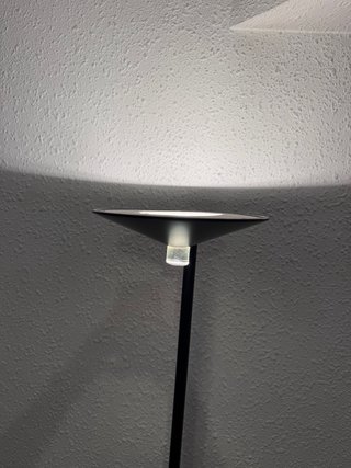Lámpara de pie negra metálica