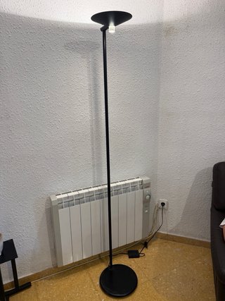 Lámpara de pie negra metálica