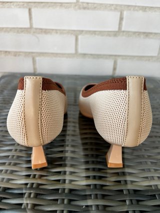 Zapatos tacón bajo marrón y beige