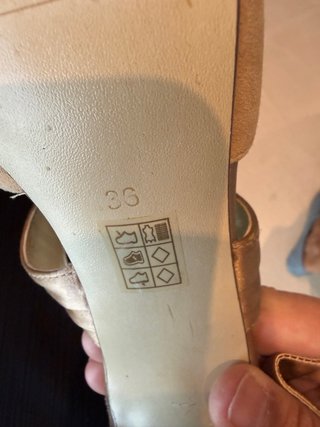 Sandalias Guess Tacón Alto Beige y Dorado