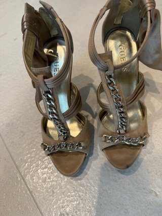 Sandalias Guess Tacón Alto Beige y Dorado