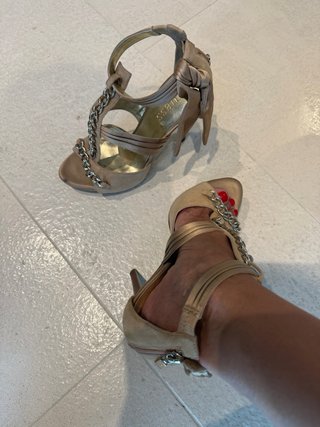 Sandalias Guess Tacón Alto Beige y Dorado