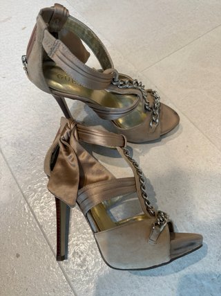 Sandalias Guess Tacón Alto Beige y Dorado