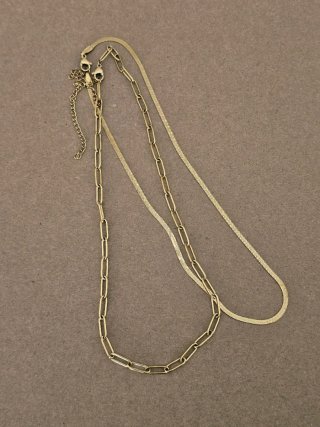 Set di collane dorate con anelli e catena sottile