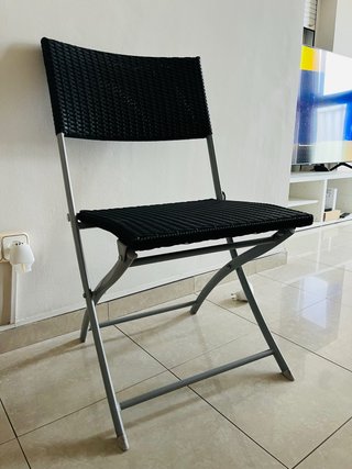 Silla plegable negra y plateada