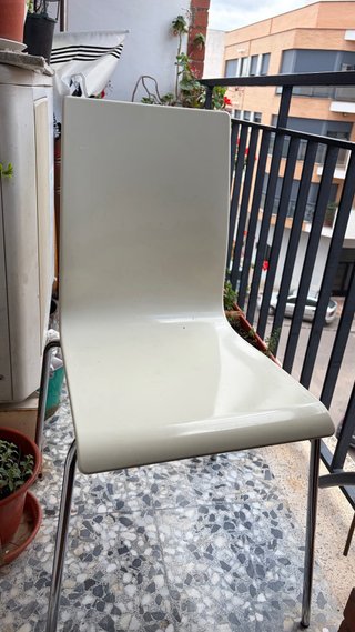 Sillas de diseño blanco y metal