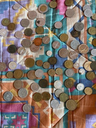 Monedas antiguas en cesta tejida