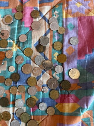 Monedas antiguas en cesta tejida