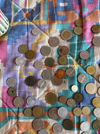 Monedas antiguas en cesta tejida