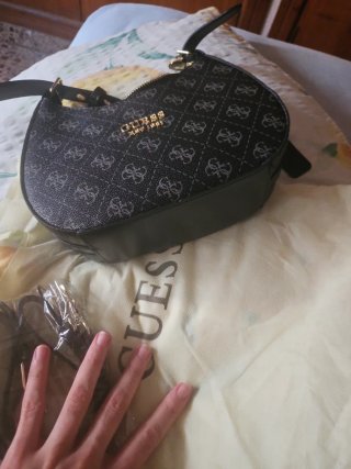 Bolso Guess Negro y Dorado