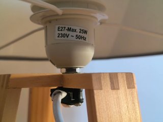 Lámpara de mesa madera y tela gris