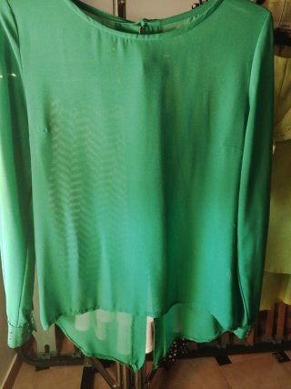 Blusa verde con tachuelas