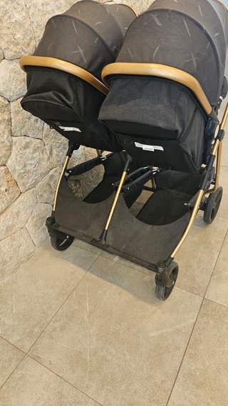 Carrito gemelar gris y dorado
