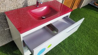 Mueble de baño con lavabo y grifo