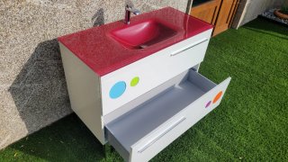 Mueble de baño con lavabo y grifo