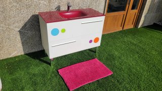 Mueble de baño con lavabo y grifo