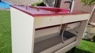 Mueble de baño con lavabo y grifo