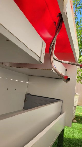 Mueble de baño con lavabo y grifo