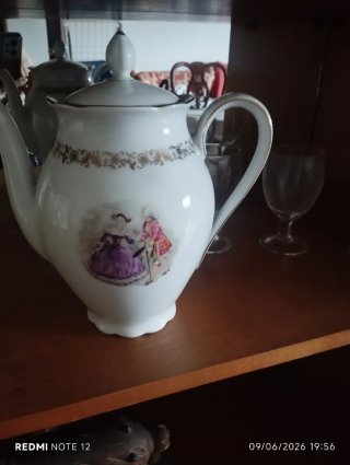 Cafetera de porcelana con figuras