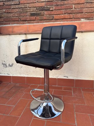 Silla alta negra y plateada