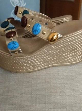 Sandalias cuña doradas con pedrería