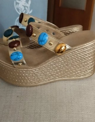 Sandalias cuña doradas con pedrería