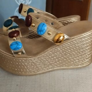 Sandalias cuña doradas con pedrería