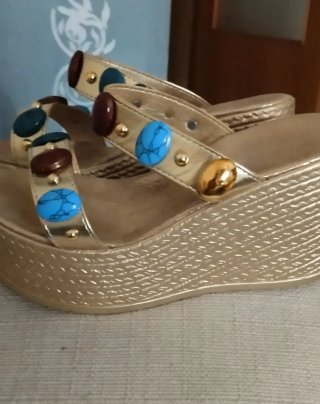 Sandalias cuña doradas con pedrería