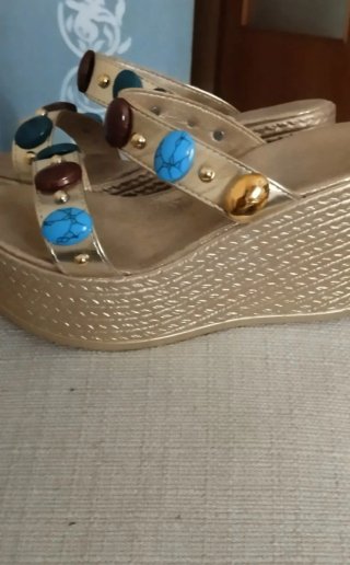 Sandalias cuña doradas con pedrería
