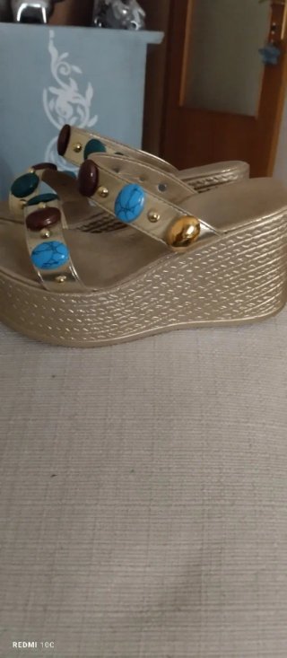 Sandalias cuña doradas con pedrería