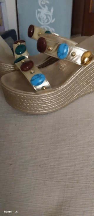 Sandalias cuña doradas con pedrería