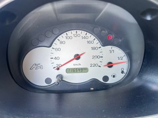 Ford Ka del año 2004 con motor 1.3 gasolina.