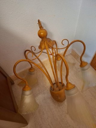 Lámpara de techo dorada y 2 mesitas