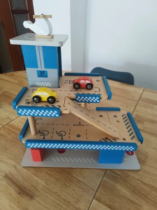 Garaje de madera para juguetes