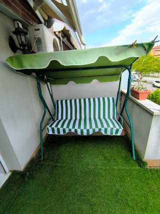 Oferta balancín con cojin, mesa acero, 4 sillas