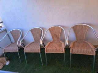 Oferta balancín con cojin, mesa acero, 4 sillas