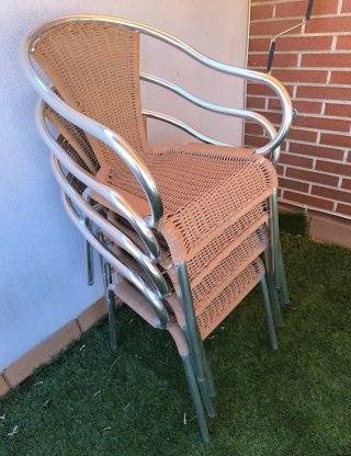 Oferta balancín con cojin, mesa acero, 4 sillas