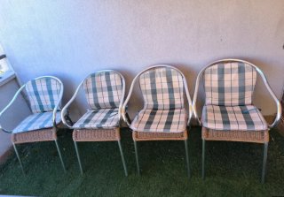 Oferta balancín con cojin, mesa acero, 4 sillas