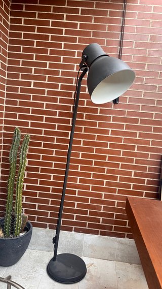 Lámpara de pie Ikea gris oscuro