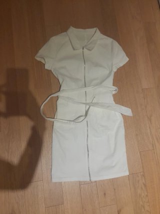Vestito beige con zip e cintura