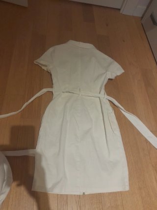 Vestito beige con zip e cintura