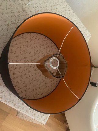 Pantalla de lámpara negra con interior naranja