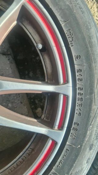 Llantas de aleación con detalles rojos