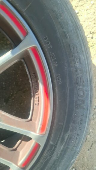 Llantas de aleación con detalles rojos